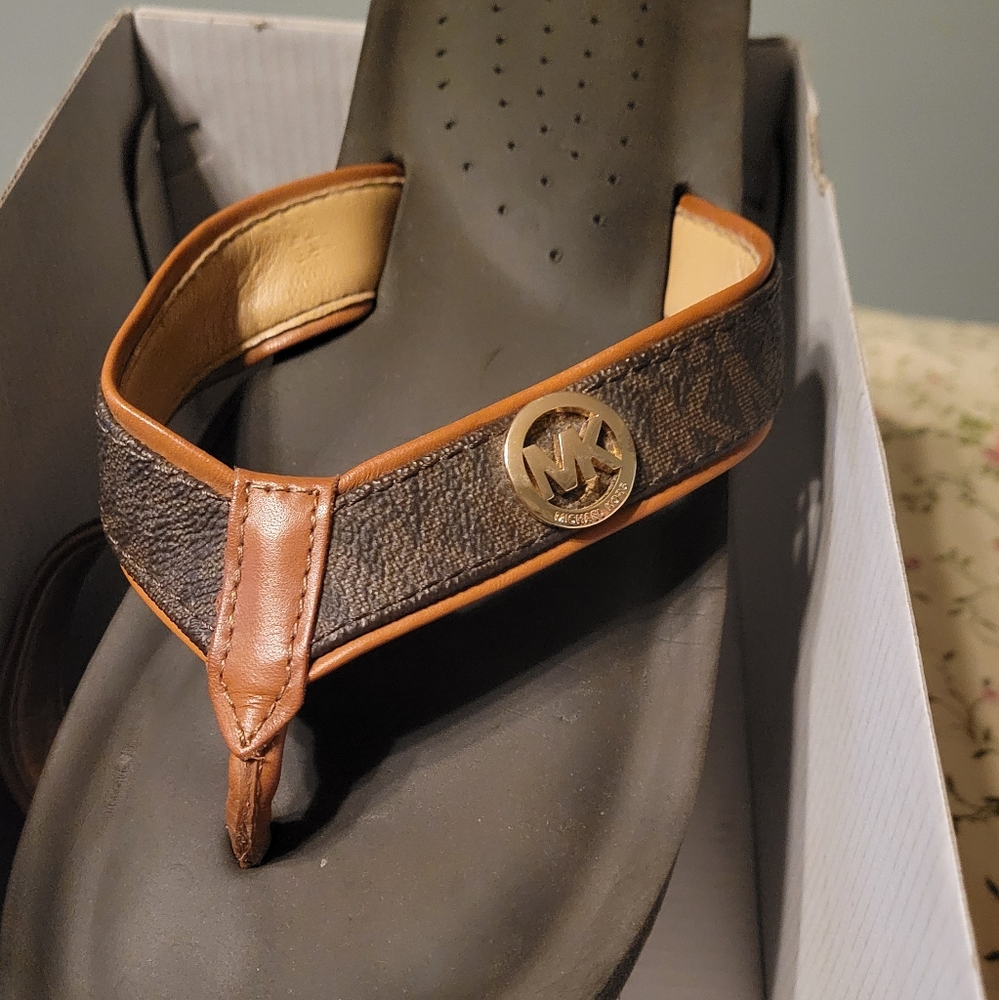 Michael kors flip flop